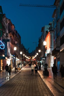 Oporto, Portekiz. 13 Nisan 2022: Rua de Santa Catarina Caddesi gece ve insanlar yürüyor.