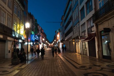 Oporto, Portekiz. 13 Nisan 2022: Rua de Santa Catarina Caddesi gece ve insanlar yürüyor.