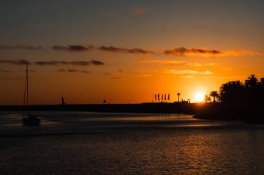 Duero 'nun ağzında gün batımı olan manzara. Porto, Portekiz. 