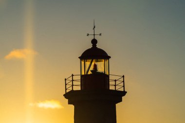 Felgueiras Deniz Feneri 'nin siluetinde güzel renkli günbatımı gökyüzü. Porto, Portekiz. 