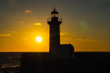 Felgueiras Deniz Feneri 'nin siluetinde güzel renkli günbatımı gökyüzü. Porto, Portekiz. 