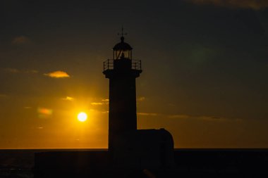 Felgueiras Deniz Feneri 'nin siluetinde güzel renkli günbatımı gökyüzü. Porto, Portekiz. 