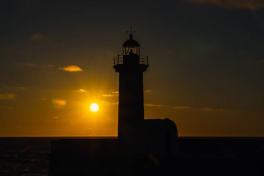 Felgueiras Deniz Feneri 'nin siluetinde güzel renkli günbatımı gökyüzü. Porto, Portekiz. 