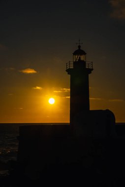 Felgueiras Deniz Feneri 'nin siluetinde güzel renkli günbatımı gökyüzü. Porto, Portekiz. 