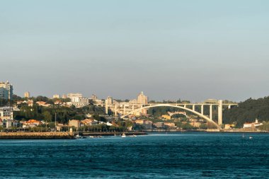 Arrabida Köprüsü ve Douro Nehri manzarası. Porto, Portekiz.