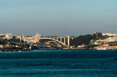 Arrabida Köprüsü ve Douro Nehri manzarası. Porto, Portekiz.