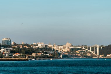 Arrabida Köprüsü ve Douro Nehri manzarası. Porto, Portekiz.