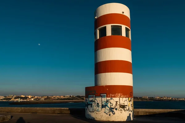 Faro Rojo Blanco Con Cielo Azul Oporto Portugal — Foto de Stock