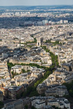 Paris, Fransa. 24 Nisan 2022: Şehrin panoramik manzaralı Zafer Yayı.