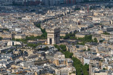 Paris, Fransa. 24 Nisan 2022: Şehrin panoramik manzaralı Zafer Yayı.