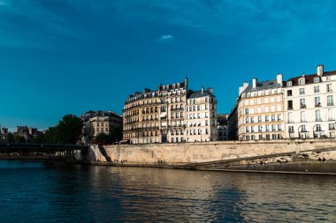 Paris, Fransa. 24 Nisan 2022: Evleri ve Seine nehri manzaralı şehir mimarisi