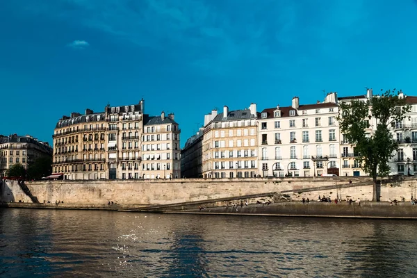 フランス 2022年4月24日 住宅とセーヌ川の景色を望む都市建築 — ストック写真