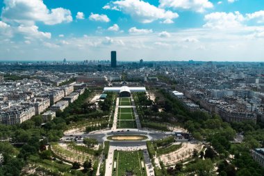 Champ de Mars ve Eyfel Kulesi manzarası. Paris, Fransa. 