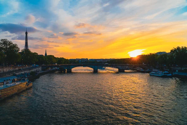 灯笼在轮廓与美丽多彩的日落和塞纳河 法国巴黎 — 图库照片