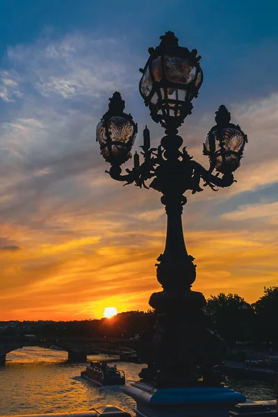 Linterna Silueta Con Hermosa Puesta Sol Colores Río Sena París —  Fotos de Stock