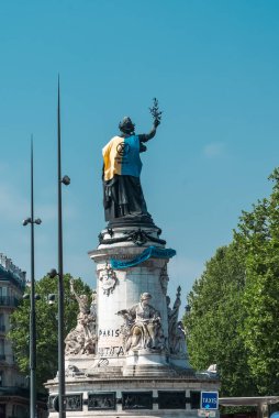 Paris, Fransa. 25 Nisan 2022: Mavi gökyüzü ile Cumhuriyet Meydanı Anıtı.