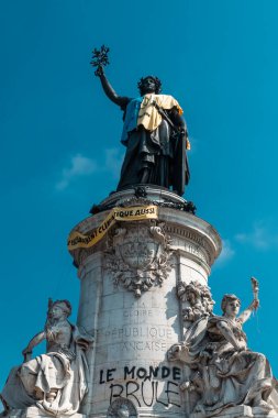 Paris, Fransa. 25 Nisan 2022: Mavi gökyüzü ile Cumhuriyet Meydanı Anıtı.