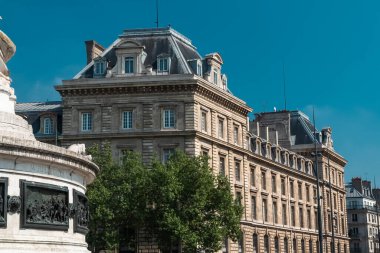 Paris, Fransa. 25 Nisan 2022: Mavi gökyüzü ile Cumhuriyet Meydanı Anıtı.