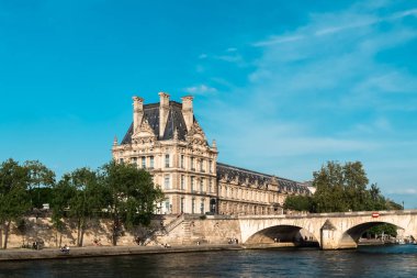 Paris, Fransa. 22 Nisan 2022 Louvre Müzesi ve Louvre Sarayı.