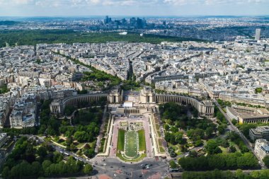 Paris, Fransa. 25 Nisan 2022 Chaillot Sarayı ve bahçeleri. panoramik görünüm.