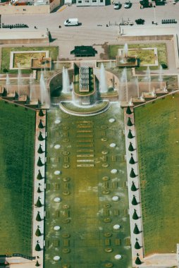 Paris, Fransa. 25 Nisan 2022 Chaillot Sarayı ve bahçeleri. panoramik görünüm.