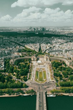 Paris, Fransa. 25 Nisan 2022 Chaillot Sarayı ve bahçeleri. panoramik görünüm.