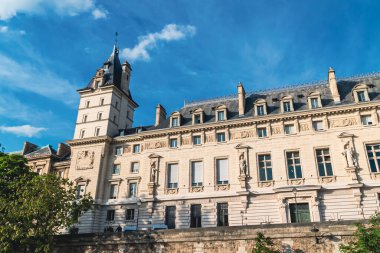 Paris, Fransa. 22 Nisan 2022: Palais de la Cit ve Paris Belediye Binası.