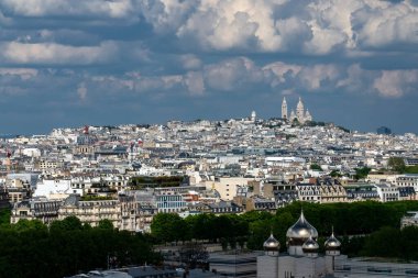 Eyfel Kulesi 'nden panoramik Paris ve Seine Nehri manzarası. Paris, Fransa. 