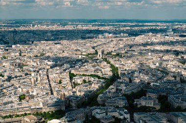 Panoramik Paris ve Montmartre Kilisesi 'nin arka planında Sacre Coeur. Paris, Fransa