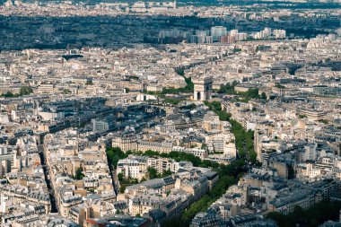 Panoramik Paris ve Montmartre Kilisesi 'nin arka planında Sacre Coeur. Paris, Fransa