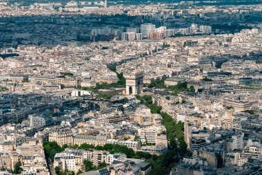 Panoramik Paris ve Montmartre Kilisesi 'nin arka planında Sacre Coeur. Paris, Fransa