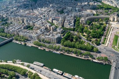 Panoramik Paris ve Montmartre Kilisesi 'nin arka planında Sacre Coeur. Paris, Fransa