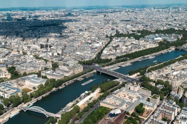 Panoramik Paris ve Montmartre Kilisesi 'nin arka planında Sacre Coeur. Paris, Fransa