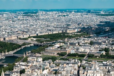 Panoramik Paris ve Montmartre Kilisesi 'nin arka planında Sacre Coeur. Paris, Fransa