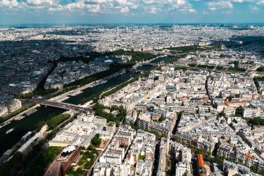 Panoramik Paris ve Montmartre Kilisesi 'nin arka planında Sacre Coeur. Paris, Fransa
