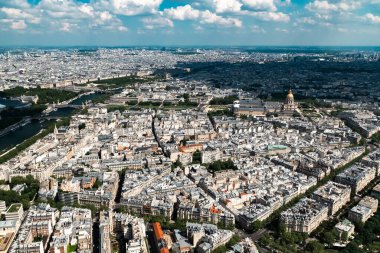 Panoramik Paris ve Montmartre Kilisesi 'nin arka planında Sacre Coeur. Paris, Fransa