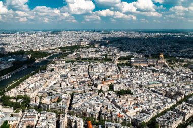Panoramik Paris ve Montmartre Kilisesi 'nin arka planında Sacre Coeur. Paris, Fransa