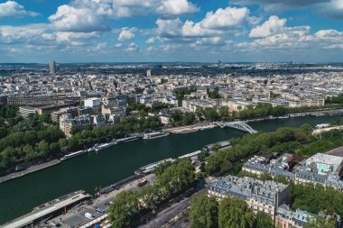 Fransa 'nın Seine nehri ile Paris' in havadan görünüşü