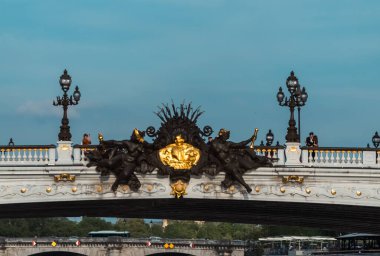 Fransa 'nın Seine nehri üzerindeki tarihi köprü