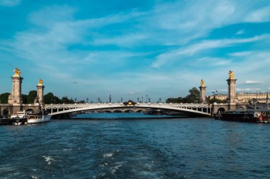 Fransa 'nın Seine nehri üzerindeki tarihi köprü