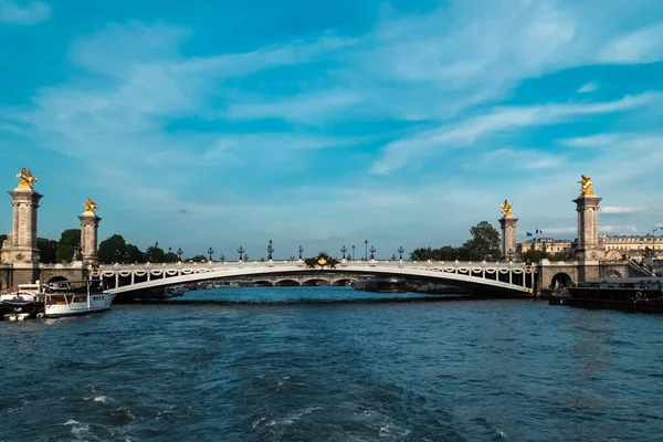 セーヌ川を渡る歴史的な橋 フランス — ストック写真