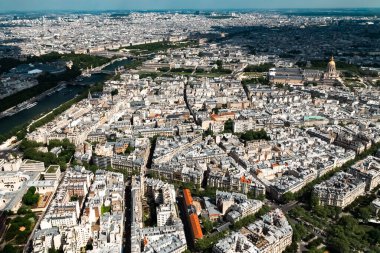 Eyfel Kulesi 'nden panoramik Paris ve Seine Nehri manzarası. Paris, Fransa. 