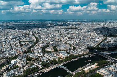 Eyfel Kulesi 'nden panoramik Paris ve Seine Nehri manzarası. Paris, Fransa. 