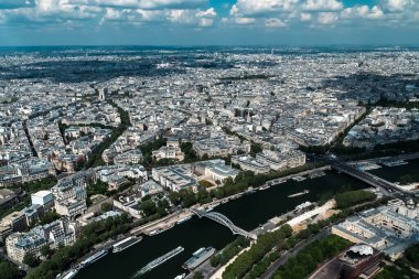 Eyfel Kulesi 'nden panoramik Paris ve Seine Nehri manzarası. Paris, Fransa. 