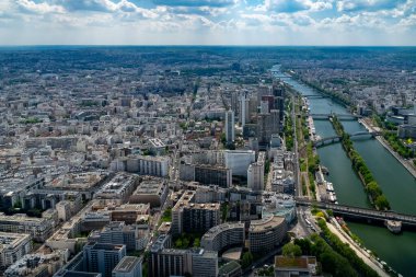 Eyfel Kulesi 'nden panoramik Paris ve Seine Nehri manzarası. Paris, Fransa. 