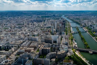Eyfel Kulesi 'nden panoramik Paris ve Seine Nehri manzarası. Paris, Fransa. 
