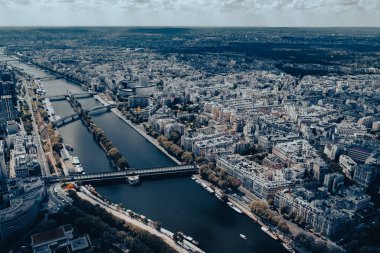 Eyfel Kulesi 'nden panoramik Paris ve Seine Nehri manzarası. Paris, Fransa. 