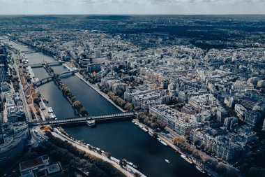 Eyfel Kulesi 'nden panoramik Paris ve Seine Nehri manzarası. Paris, Fransa. 