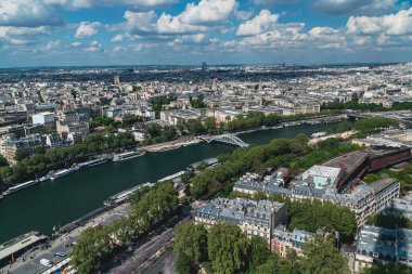 Eyfel Kulesi 'nden panoramik Paris ve Seine Nehri manzarası. Paris, Fransa. 