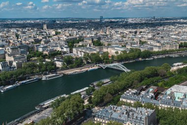 Eyfel Kulesi 'nden panoramik Paris ve Seine Nehri manzarası. Paris, Fransa. 